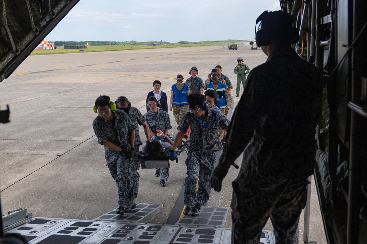 PACAF's tweet image. U.S. Airmen from the 35th FW & 18th Aeromedical Evacuation Squadron joined forces with Japan’s 3rd Air Wing to enhance medical airlift readiness in support of exercise #REFORPAC25. These joint efforts strengthen our interoperability with our #AlliesAndPartners!
@JASDF_PAO_ENG