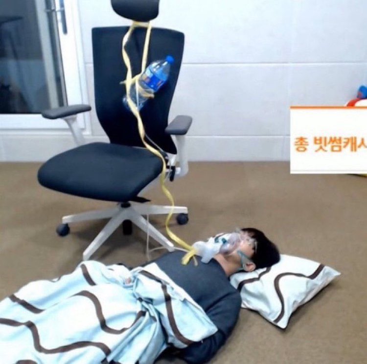 hhyun9oo's tweet image. 다들 기숙학원 존나 힘들다고해서 겁먹고왓엇는데
원래 기숙사 살던 사람이라 그런지
힘든건 딱히 몰르겟음 그냥 밥잘나오고 방넓고좋음
근데 딱 한가지 힘든게잇은,
자기전에 포타를 못 봄
이것땜에 넘 괴로워서 잠이 안 옴
포타를 종이로 프린트해왓어야되,