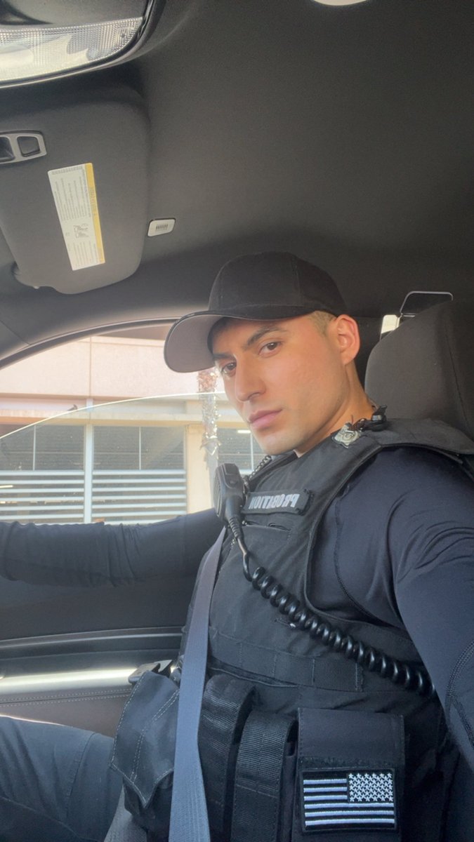 nathanxxpeter's tweet photo. Let me cuff you https://t.co/UDkczmNnAf