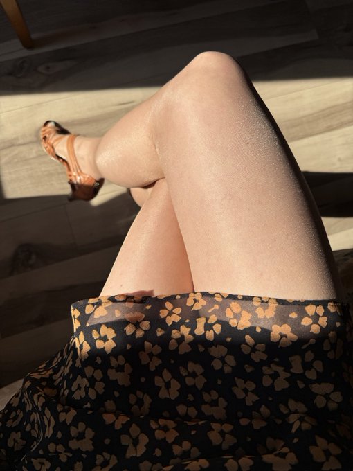 Watch The Real Sexy Librarian's leaked NSFW photo on TwXstars