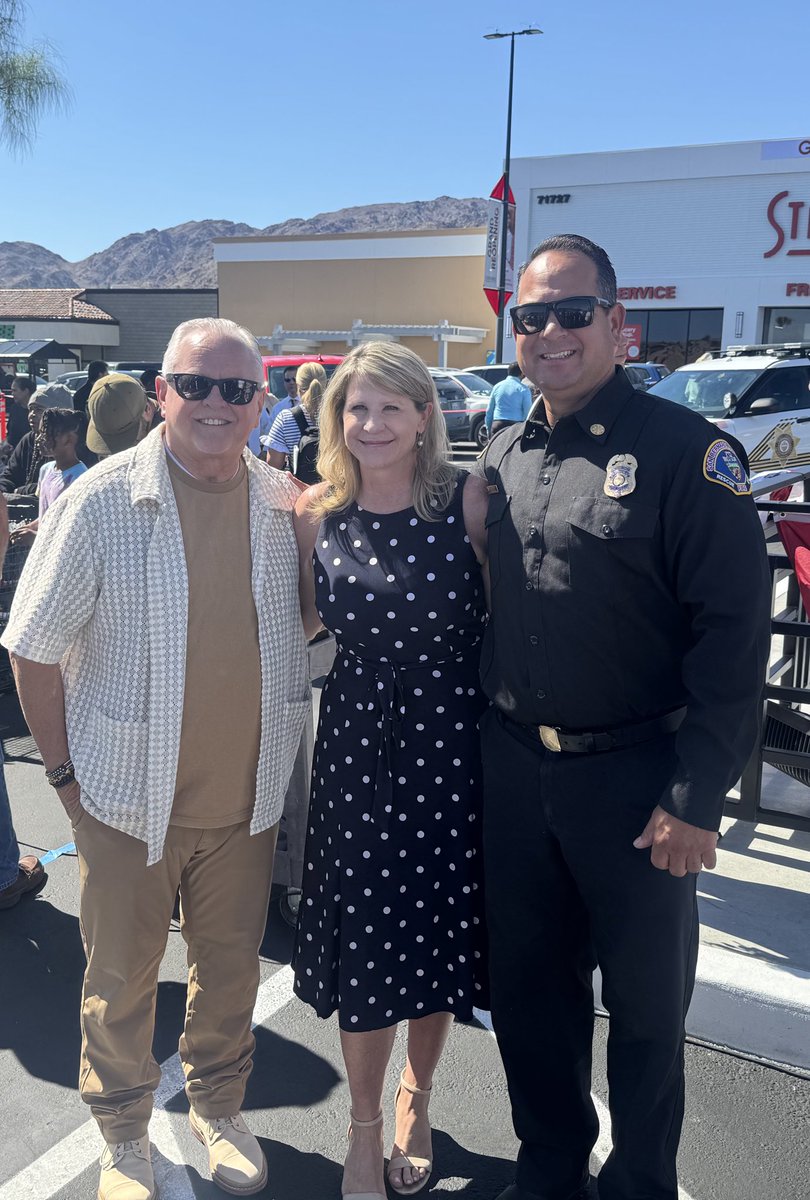 SBCOUNTYFIRE's tweet image. Stater Bros. Donates $5,000 to SBCoFD Benevolent Foundation During Twentynine Palms Celebration of Community Support
Yesterday marked the re-grand opening of the new Stater Bros. Market in Twentynine Palms — and with it came a generous show of support for our fire family. Stater…