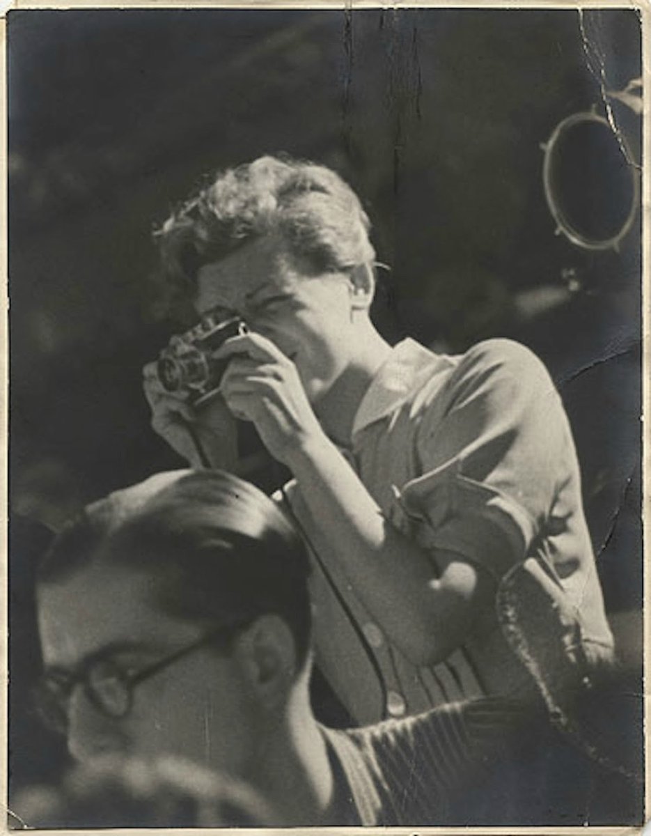 stefdesvosges's tweet image. le 26 juillet 1937 décès à l'Escurial de Gerda Taro photojournaliste, connue notamment pour ses reportages sur la guerre d'Espagne et compagne du photographe Robert Capa. Elle écrasée par un char républicain près de Brunete et meurt le lendemain, cimetière du Père Lachaise