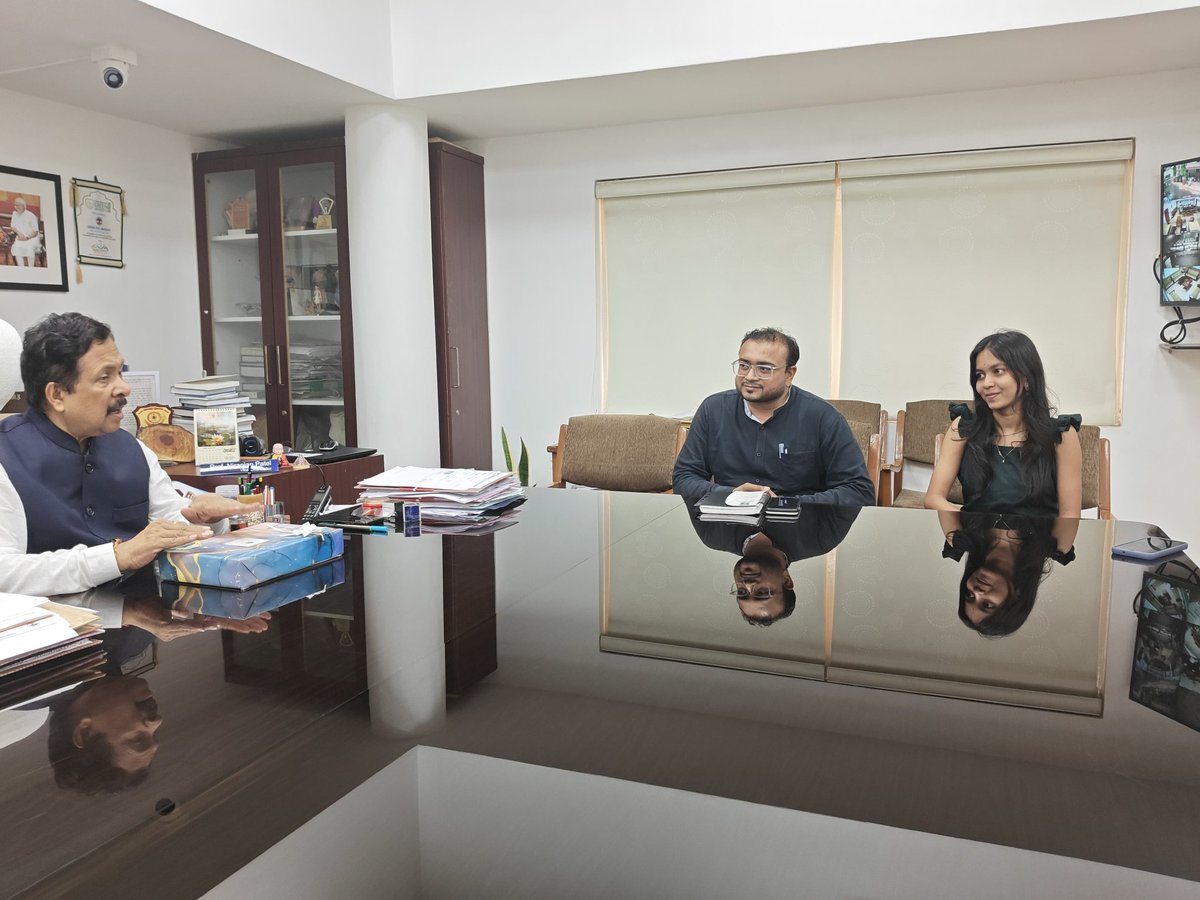 ✨ સરસ મેળામાં SPU વિદ્યાર્થીની સાક્ષી વાનપરીયા દ્વારા Women-led Startup "Amrutam Legacy"નું પ્રદર્શન! 🌿

GLPC-NRLM હેઠળ આયોજિત મેઘ મલ્હાર મોન્સૂન ફેસ્ટિવલ, સાપુતારા ખાતે SPU-SSIP NAVADHARA અને SPSEC ની માર્ગદર્શિકા હેઠળ ઉત્કૃષ્ટ યોગદાન! 
#SarasMela2025 #WomenEntrepreneurs #SPU