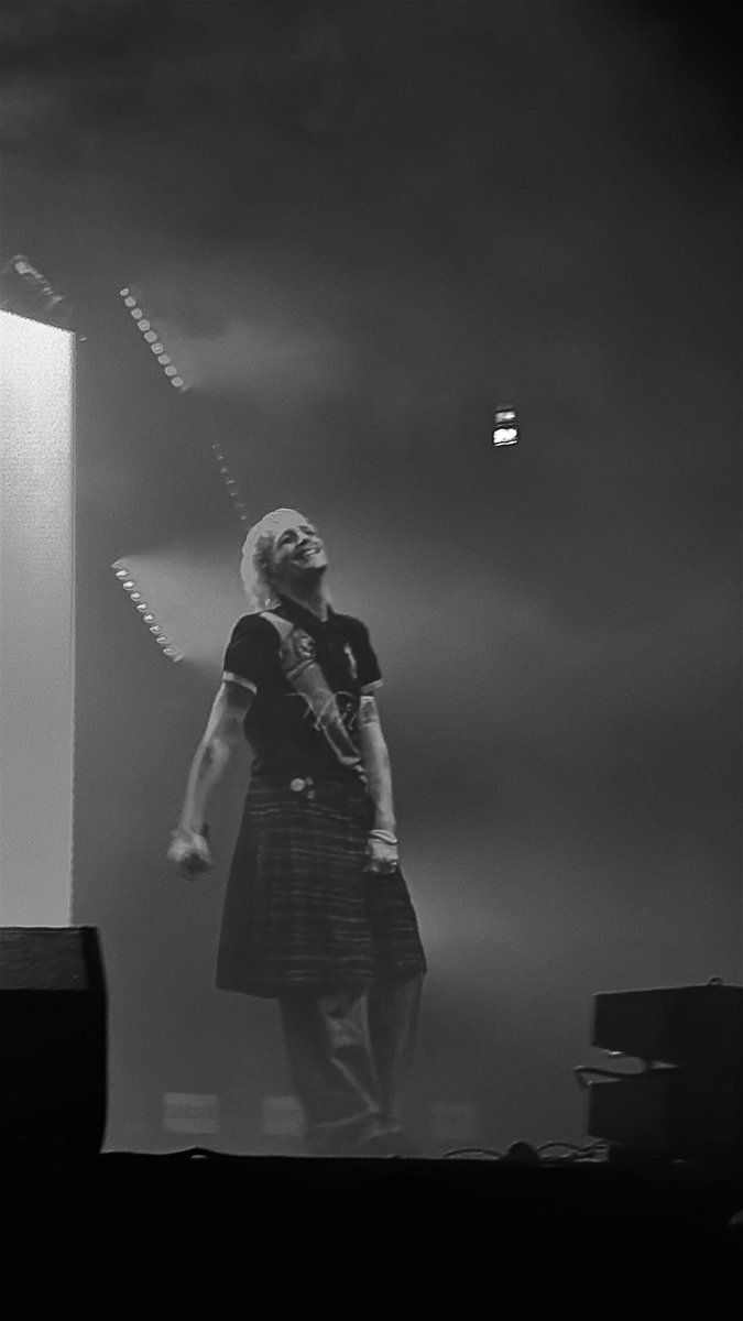 Exo0tic_butters's tweet image. i need him in that tiny skirt, please