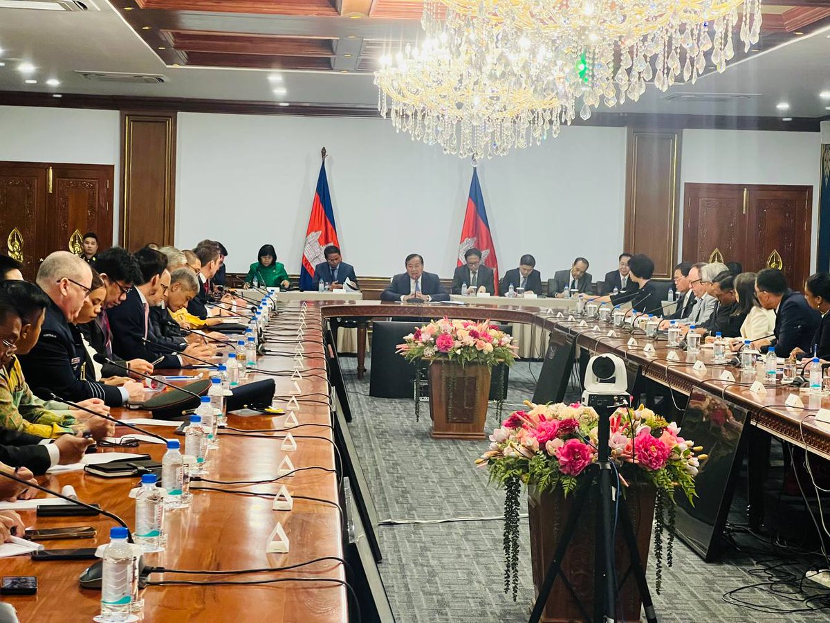 MechDara1's tweet photo. Deputy Prime Minister Prak Sokhonn, Minister of Foreign Affairs, on the morning of July 25, held a meet with 52 foreign diplomats and military attachés in Cambodia to explain the situation of the Cambodia-Thailand border dispute. https://t.co/ZKGFD1tiHG