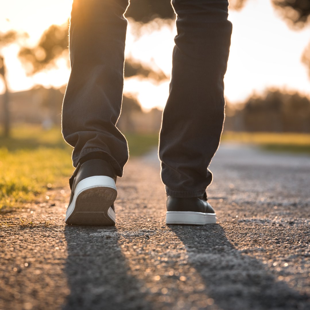 UQHealth's tweet image. Men with arthritis or pain when walking are needed for a #UQ study aiming to understand if they walk differently to others and if shoes influence movement and pain. 

Find out more: brnw.ch/21wUpuS 

#UQResearch #Volunteer
