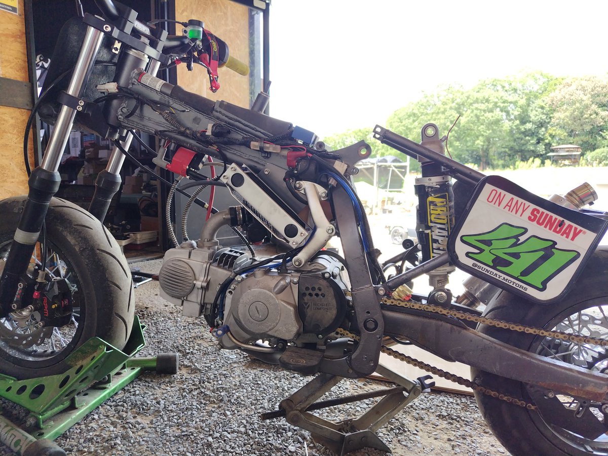 sadatech6966's tweet image. 明日のバリバリパーティーが楽しみ過ぎてまだバイクバラバラ！🤣