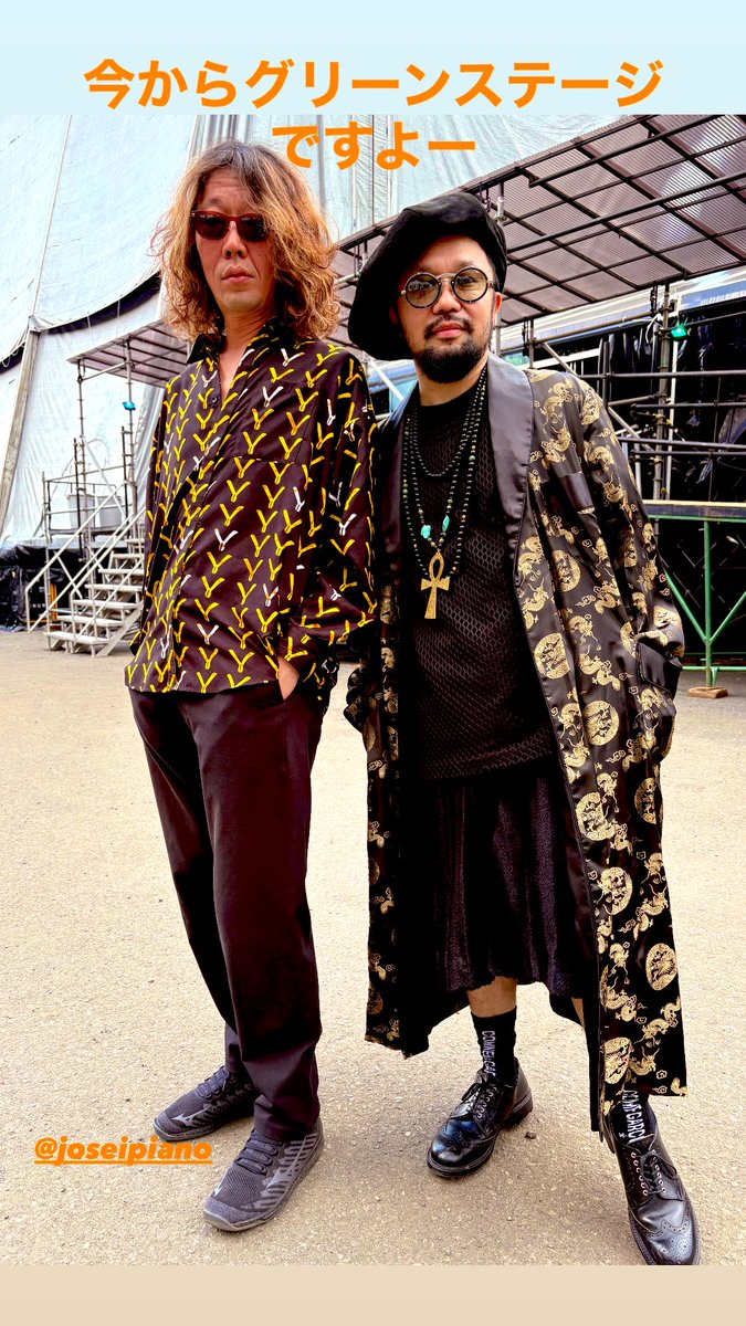 この後我々はグリーンステージです。
衣装指定は黒のスーツでした。
黒って200種類あるんですよ。金も黒です。