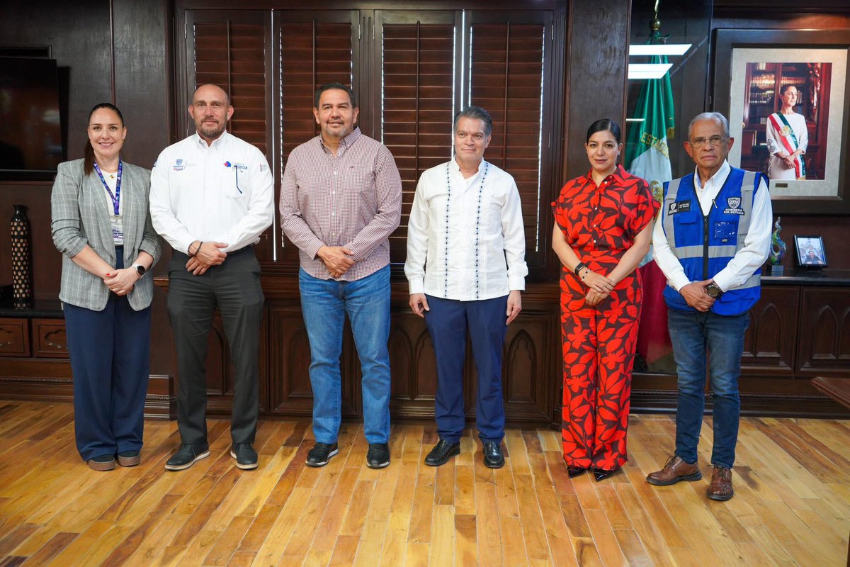 CruzPerzCuellar's tweet photo. Si no están vacunados contra el sarampión les adelanto que en los siguientes días vamos a reforzar la vacunación. Así lo acordamos en una reunión con el equipo del Secretario de Salud estatal, Gilberto Baeza; y con Ramiro López, subsecretario de Políticas de Salud y Bienestar del Gobierno de México. 
¡Muchas gracias! 💉🦠🙌