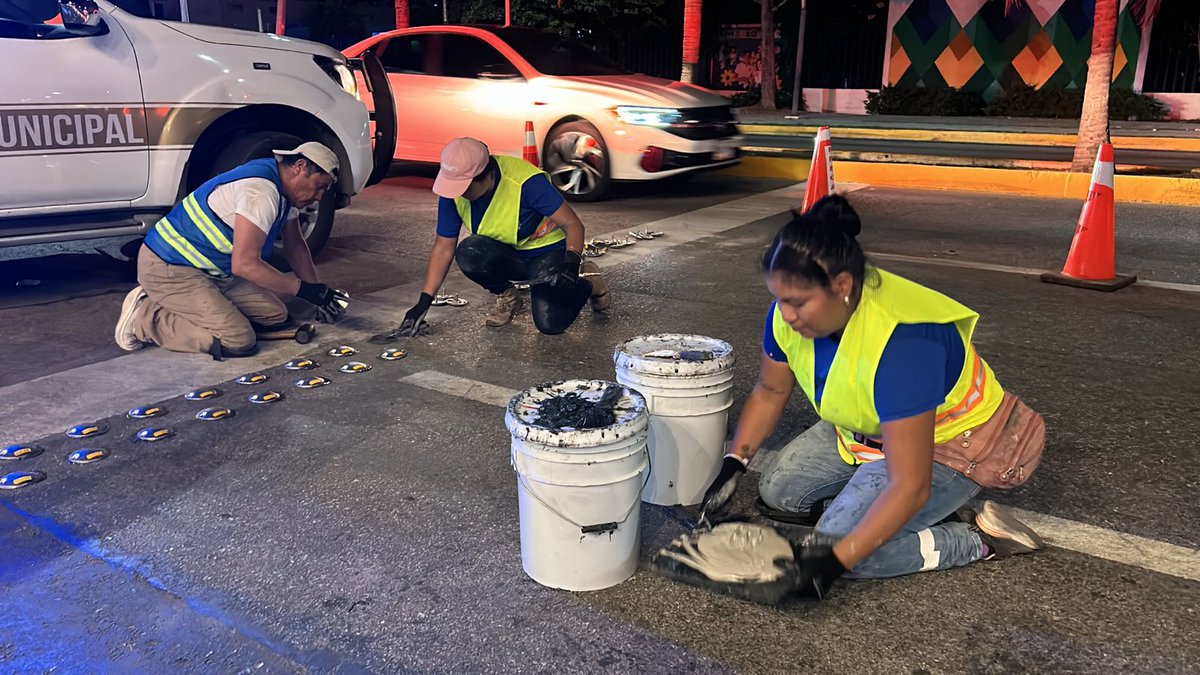 novedadesqroo's tweet photo. Tras múltiples denuncias y un trágico accidente, autoridades de Cancún hacen mejoras urgentes en el paso peatonal elevado frente al Tec Milenio en avenida Bonampak. (📸Chi Cahuich) https://t.co/nhrIup5bOG