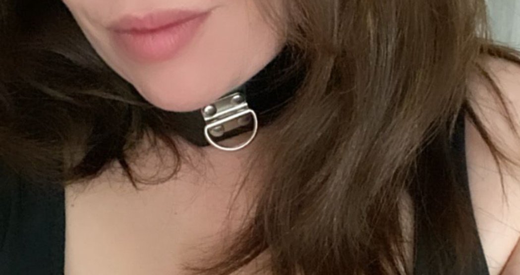 El collar no solo me une a ella y su entrega, sino a su corazón .
Y ella unida al mío.
