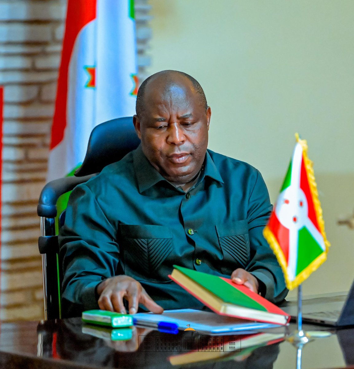 KIRAHUGANA Mignonne (@kirahugana67027) on Twitter photo <a href="/GeneralNeva/">SE Evariste Ndayishimiye</a> <a href="/_AfricanUnion/">African Union</a> Votre leadership éclairé conduira à l'unicité des pays africains. Vous figurez sur la liste des Présidents,dans le monde, qui sont préoccupés par la paix. Que Dieu vous aide à bien accomplir la noble mission qui vous est confiée pour les pays du #Sahel.
<a href="/NtareHouse/">Ntare Rushatsi House</a> <a href="/Gatoni_RG/">GATONI Rosine Guilene</a> <a href="/GeneralNeva/">SE Evariste Ndayishimiye</a> <a href="/_AfricanUnion/">African Union</a> Votre leadership éclairé conduira à l'unicité des pays africains. Vous figurez sur la liste des Présidents,dans le monde, qui sont préoccupés par la paix. Que Dieu vous aide à bien accomplir la noble mission qui vous est confiée pour les pays du #Sahel.
<a href="/NtareHouse/">Ntare Rushatsi House</a> <a href="/Gatoni_RG/">GATONI Rosine Guilene</a>