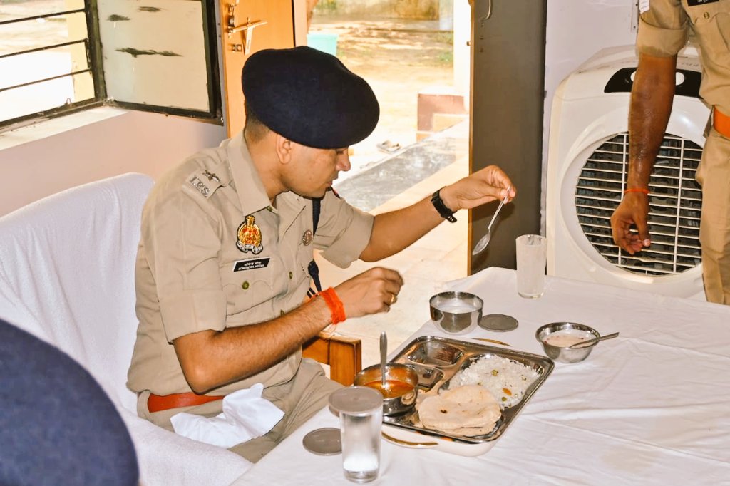 maharajganjpol's tweet photo. #SPMRJ द्वारा परेड के उपरांत पुलिस लाइन का भ्रमण कर प्रशिक्षणरत रिक्रूट्स के मेस का निरीक्षण कर भोजन की गुणवत्ता की जांच की गई।

📍मानसून को दृष्टिगत रखते हुए पुलिस लाइन परिसर में उच्च कोटि की साफ-सफाई हेतु संबंधित अधिकारियों/कर्मचारियों को आवश्यक दिशा निर्देश प्रदान किए गए। https://t.co/NAyNVZOdmj