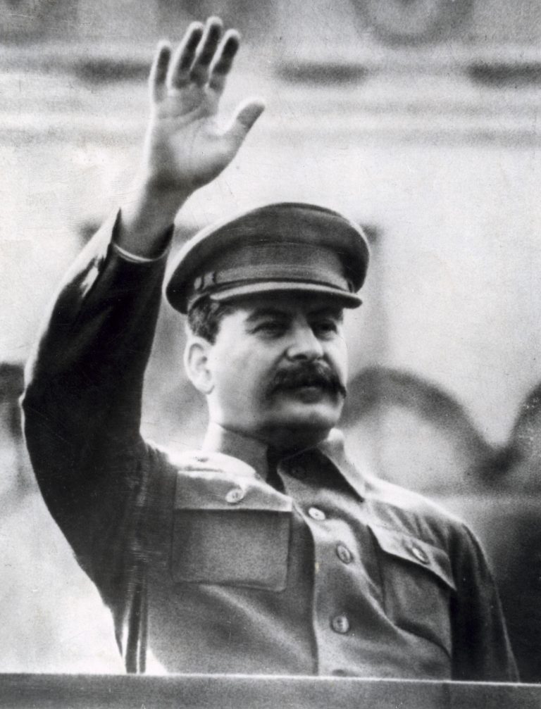 PFLisandro's tweet image. ⚫ No es justo que se compare al pequeño Kicillof con el gran Stalin.
En cualquier caso, el estrangulamiento del golpe policial es correcto.
Si quisiera emular a Stalin, debería continuar por la purga del pantano sindical de ATE, que conspira contra el Astillero Río Santiago.