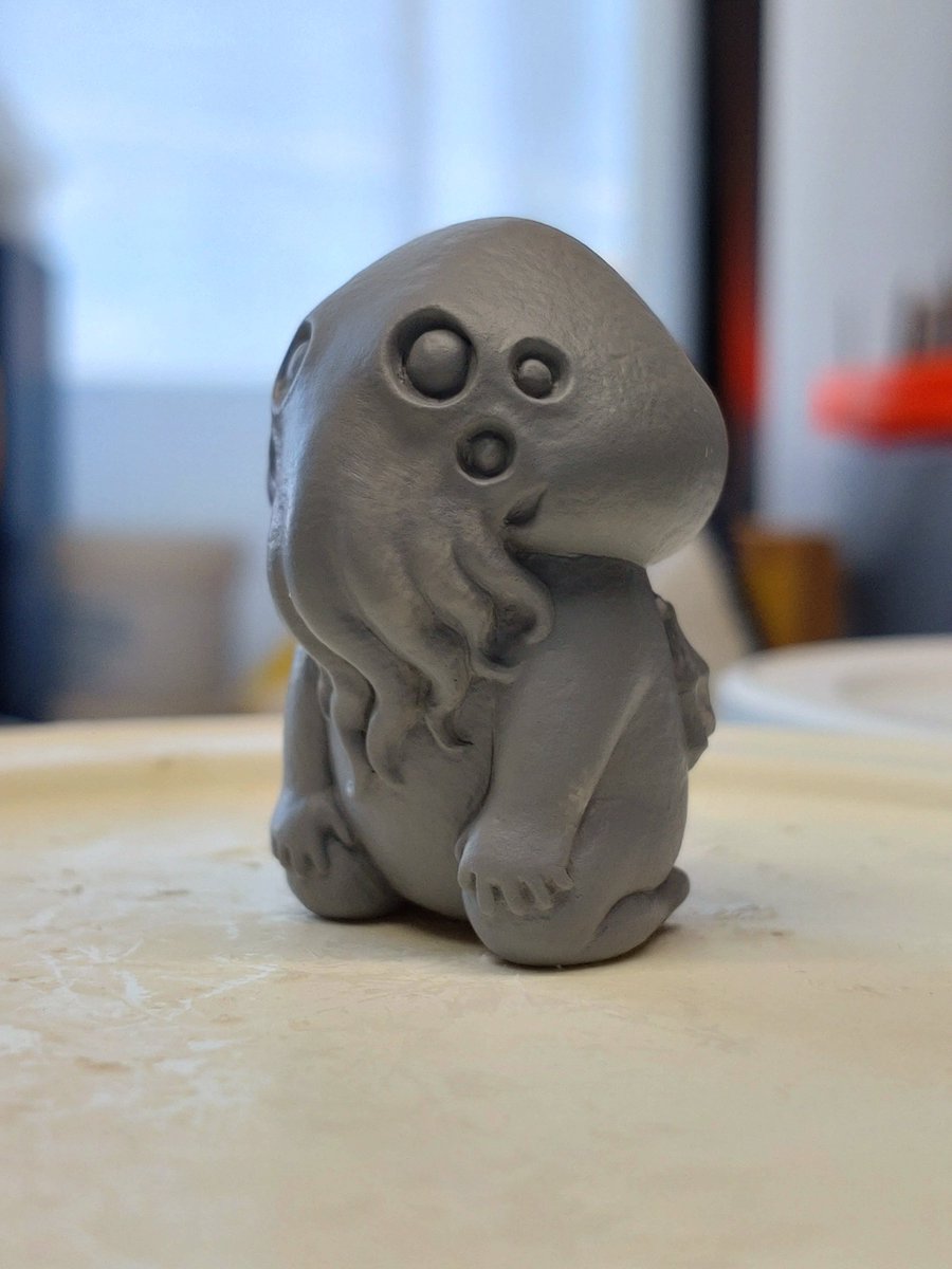 AkaoHeadlong's tweet image. 遅くなりましたが、ワンフェスの告知でございます。
新作「Cthulhu Bean」
全高37mm ¥2,000
根付ストラップです。
根付紐とヒートンカン付属
写真は原型で、成形色はアイボリーになります。よろしくお願い致します!