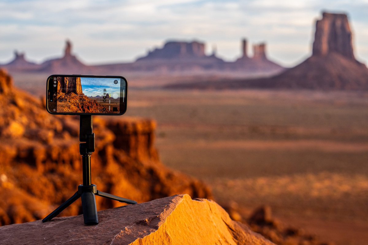 QuadLockCase's tweet image. Some views deserve more than just a quick snap - especially when the landscape looks like this. That’s where our Tripod/Selfie Stick comes in. 🙂↕️