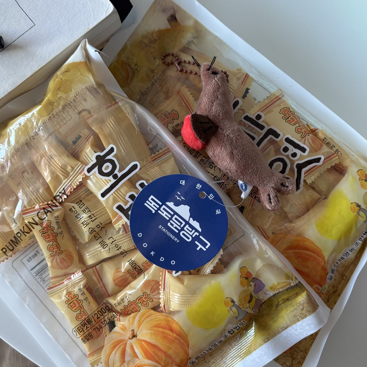 some_9812's tweet image. 울릉도에 다녀온 친구가 호박엿 두봉지에 강치 인형 열쇠고리를 보내왔다. 호박엿 보자마자 깔깔 웃었고 편지를 읽다가 또 오래오래 웃었다. 내가 잠시 바다에 다녀온 기분...나는 요즘 이런 재미로 사는것같다
호박엿은 더위를 못이겨 물렁물렁 녹아 왔길래 일단 냉동실행~_~