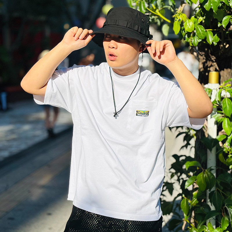 DISSIDENT_OSAKA's tweet image. 【7月25日(金)発売】

KINGSIZE（キングサイズ）“JAMAICA MOB POCKET TEE”

dissident1.com/product-list?k…

COLOR : Black / White
SIZE : M / L / XL / XXL
PRICE : 5,500円(税込)

胸ポケットにJAMAICA MOBタグをオンした人気のポケTee
ドライタッチな質感のオープンエンド糸を高密度に編みこんだ一枚。