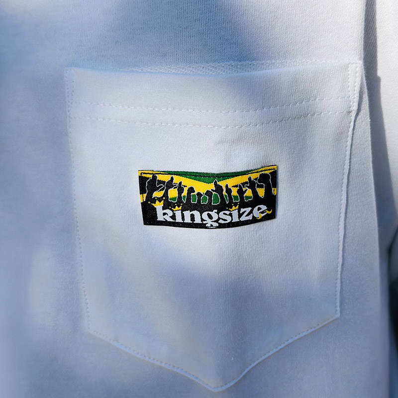 DISSIDENT_OSAKA's tweet image. 【7月25日(金)発売】

KINGSIZE（キングサイズ）“JAMAICA MOB POCKET TEE”

dissident1.com/product-list?k…

COLOR : Black / White
SIZE : M / L / XL / XXL
PRICE : 5,500円(税込)

胸ポケットにJAMAICA MOBタグをオンした人気のポケTee
ドライタッチな質感のオープンエンド糸を高密度に編みこんだ一枚。
