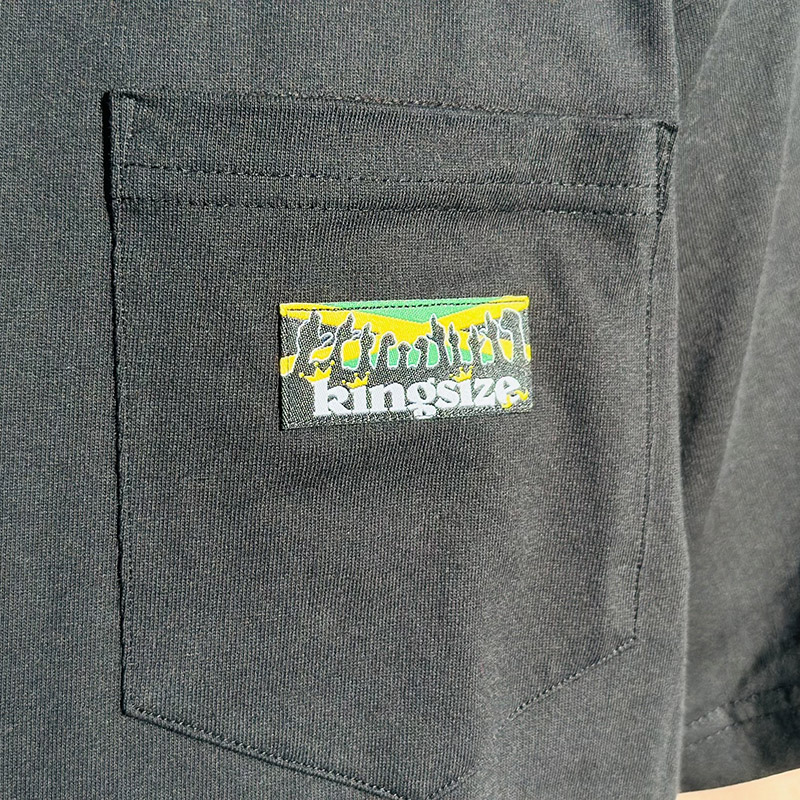 DISSIDENT_OSAKA's tweet image. 【7月25日(金)発売】

KINGSIZE（キングサイズ）“JAMAICA MOB POCKET TEE”

dissident1.com/product-list?k…

COLOR : Black / White
SIZE : M / L / XL / XXL
PRICE : 5,500円(税込)

胸ポケットにJAMAICA MOBタグをオンした人気のポケTee
ドライタッチな質感のオープンエンド糸を高密度に編みこんだ一枚。