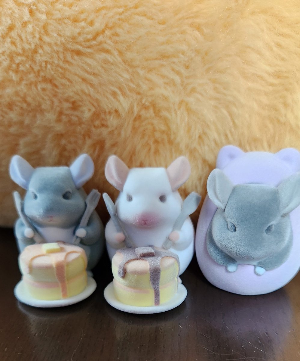 stella_timo's tweet image. マルククラウンさん(@Chinchilla_Mark)のチンチラガチャやっと回すことできて3回回した。
C-pla限定チョコパンケーキ出た❗めっちゃ嬉しい🥰
隣にはチラプーがあってそれも回してきた😊
#チンチラ