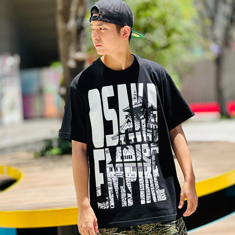 DISSIDENT_OSAKA's tweet image. 【7月25日(金)発売】

KINGSIZE（キングサイズ）“OSAKA EMPIRE TEE”

dissident1.com/product-list?k…

COLOR : Black / White
SIZE : M / L / XL / XXL / XXXL
PRICE : 5,500円(税込)

キングサイズの人気のデザインが復刻!大阪を代表するグラフィックをサンプリングしたTシャツ。