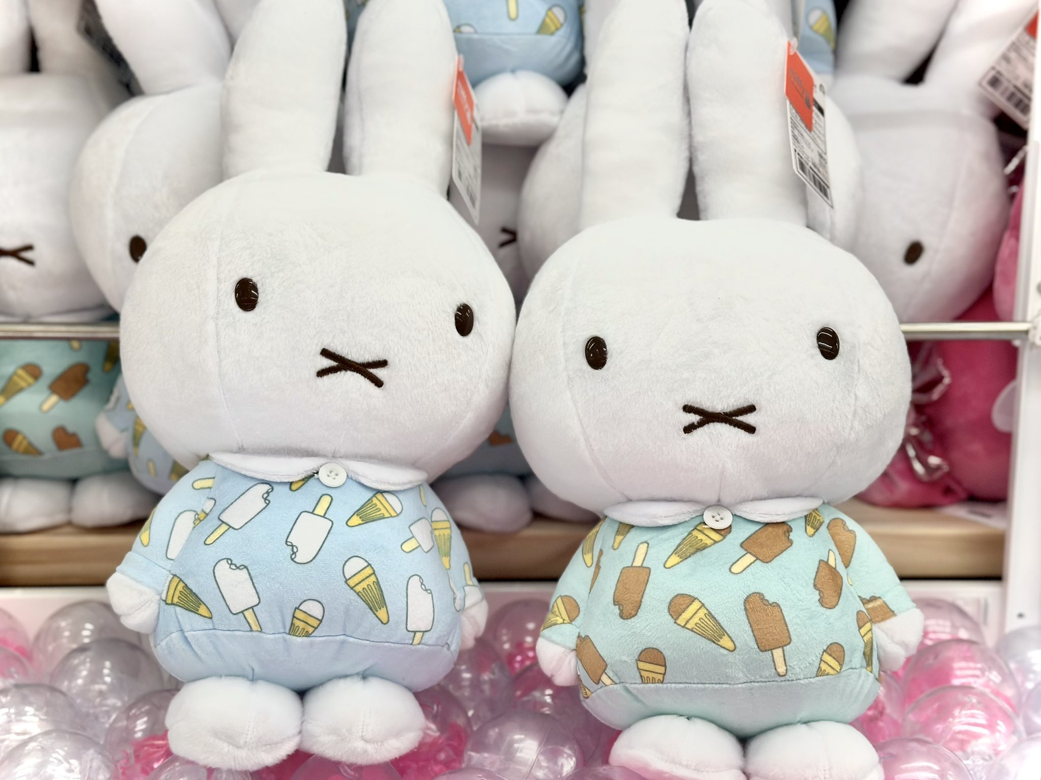 ミッフィー 特大サイズぬいぐるみ アイス柄のワンピース 全2種 ミッフィー 特大サイズぬいぐるみ アイス柄のワンピース イチゴ