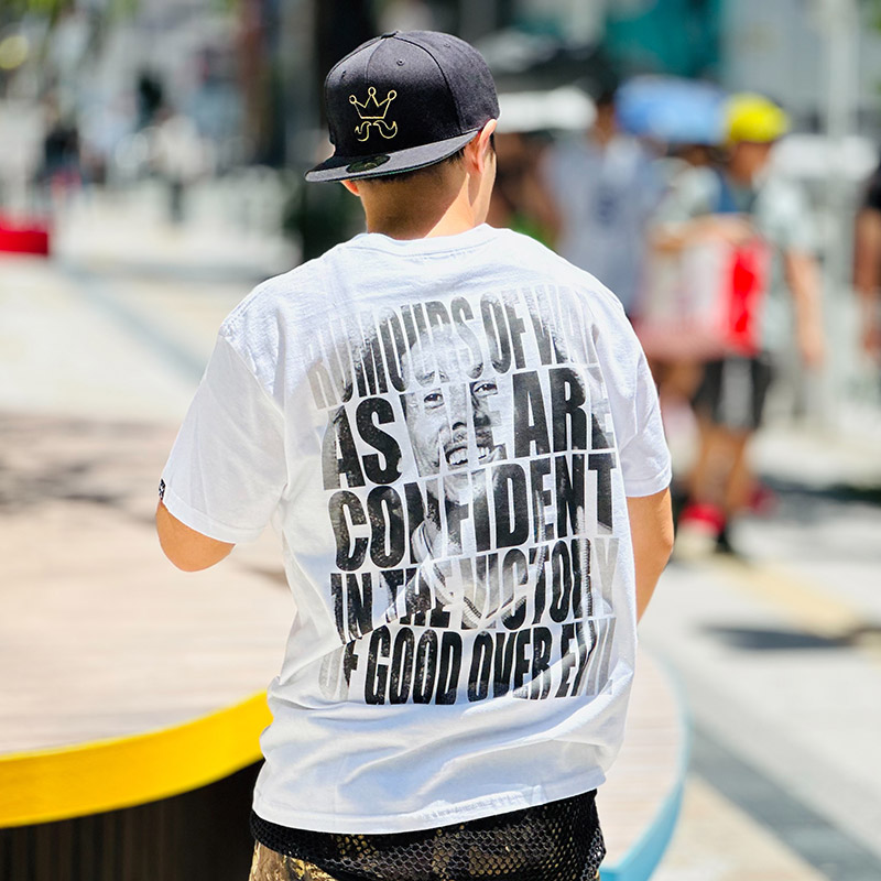DISSIDENT_OSAKA's tweet image. 【7月25日(金)発売】

KINGSIZE（キングサイズ）“NO WAR TEE”

dissident1.com/product/56068

COLOR : White
SIZE : M / L / XL / XXL
PRICE : 5,500円(税込)

キングサイズの人気のデザインが復刻！『戦争反対！』世界平和を掲げたインパクトあるメッセージをキングサイズがサンプリング！