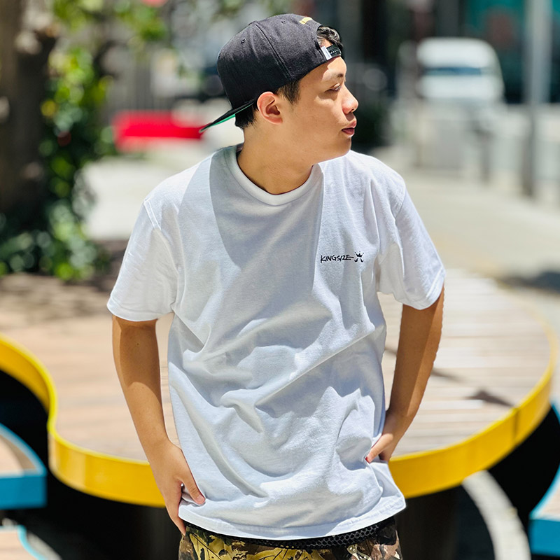 DISSIDENT_OSAKA's tweet image. 【7月25日(金)発売】

KINGSIZE（キングサイズ）“NO WAR TEE”

dissident1.com/product/56068

COLOR : White
SIZE : M / L / XL / XXL
PRICE : 5,500円(税込)

キングサイズの人気のデザインが復刻！『戦争反対！』世界平和を掲げたインパクトあるメッセージをキングサイズがサンプリング！
