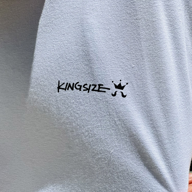 DISSIDENT_OSAKA's tweet image. 【7月25日(金)発売】

KINGSIZE（キングサイズ）“NO WAR TEE”

dissident1.com/product/56068

COLOR : White
SIZE : M / L / XL / XXL
PRICE : 5,500円(税込)

キングサイズの人気のデザインが復刻！『戦争反対！』世界平和を掲げたインパクトあるメッセージをキングサイズがサンプリング！