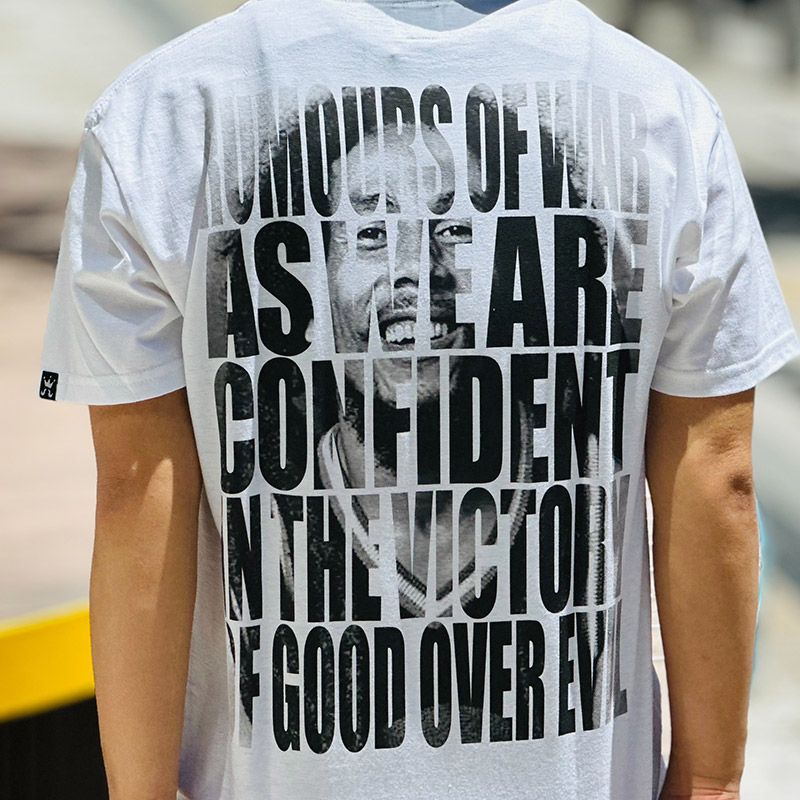 DISSIDENT_OSAKA's tweet image. 【7月25日(金)発売】

KINGSIZE（キングサイズ）“NO WAR TEE”

dissident1.com/product/56068

COLOR : White
SIZE : M / L / XL / XXL
PRICE : 5,500円(税込)

キングサイズの人気のデザインが復刻！『戦争反対！』世界平和を掲げたインパクトあるメッセージをキングサイズがサンプリング！