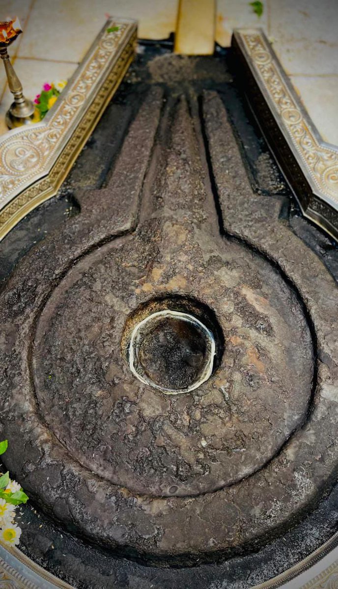 12Jyotirling's tweet image. श्री त्रयम्बकेश्वर ज्योतिर्लिंग जी के आज के मंगला आरती श्रृंगार दिव्य दर्शन 25.07.2025