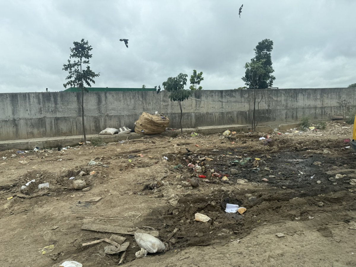 hegdeji's tweet photo. No wonder why Bengaluru is one among the dirtiest cities in India as per Swach Sarkshana 2025. This is very near to Tech Park. 😢
#swachhsurvekshan2025 #Bengaluru @DKShivakumar @PCMohanMP @MALimbavali https://t.co/3ENpMRNxMV