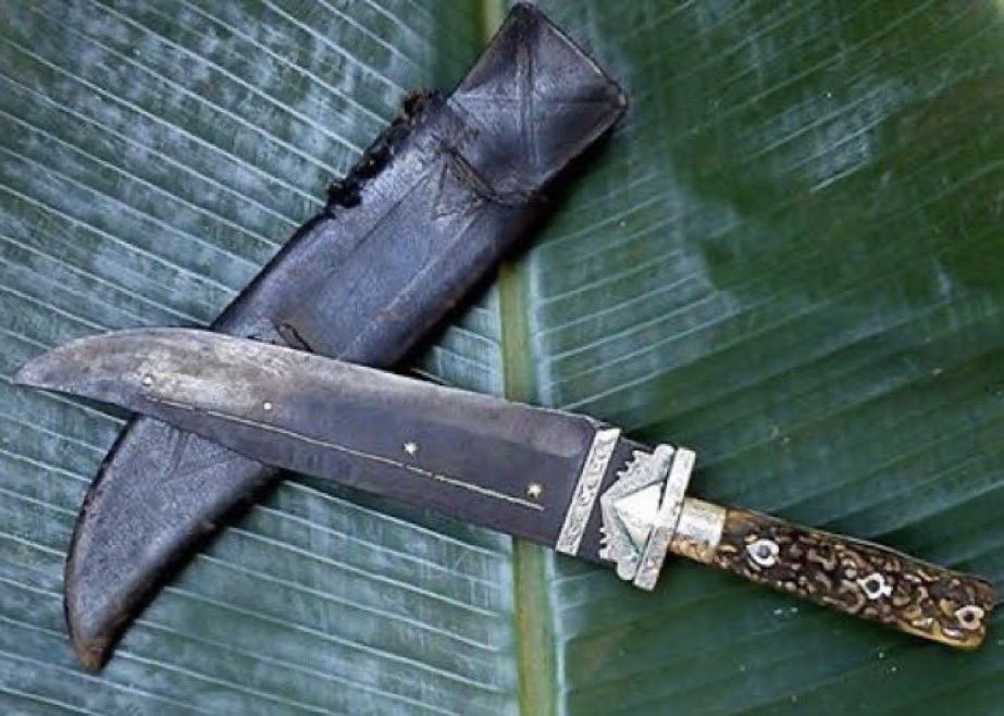 emonok1's tweet image. マラプラムカティ:インドの短剣の一種。古代にケララ州のマラプラムの鍛冶屋が開発。全長45〜65cm。肉厚だが非常に鋭い刃を持つ。この短剣による傷は治りにくく、感染症が起こりやすいとされるが、それはこの地方の選ばれた鍛冶屋のみが持つ秘伝の製法によるもの、という伝説がある。