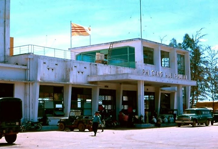 danhcongdo's tweet photo. Hình ảnh cờ tổ quốc tung bay tại Phi cảng Phú Bài, Huế 1968. https://t.co/0kAy8FnLxl