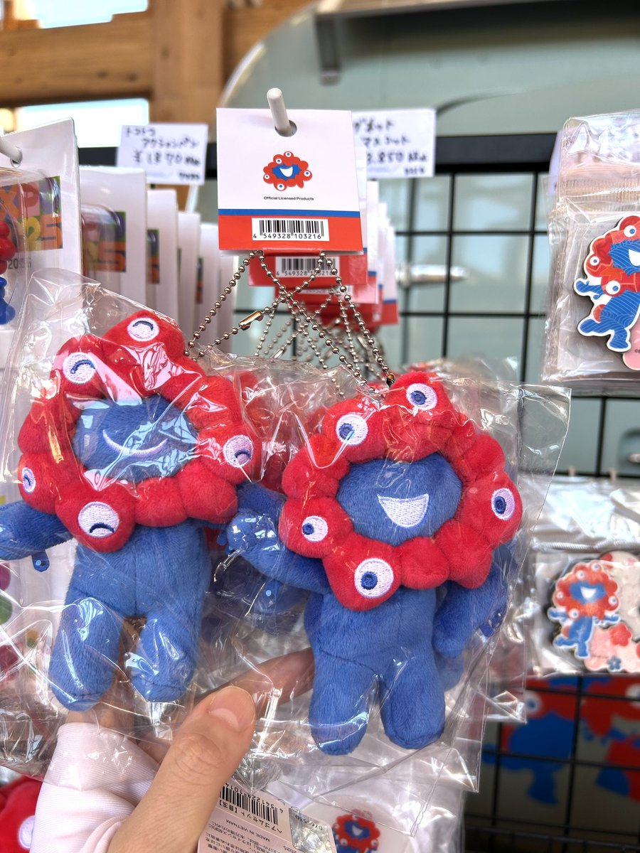 マグネットで手を繋ぐペアのミャクミャクぬいがめちゃ可愛かった