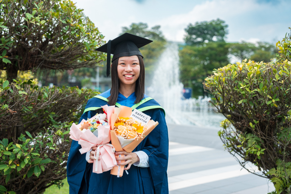 NTUsg's tweet image. She endured debilitating daily headaches at age 12, caused by a severe nasal polyp. The pain made school – and life – nearly unbearable.
That early struggle inspired #NTUsgClassof2025’s Leong Carmen from the #NTUsg School of Chemistry, Chemical Engineering and Biotechnology…