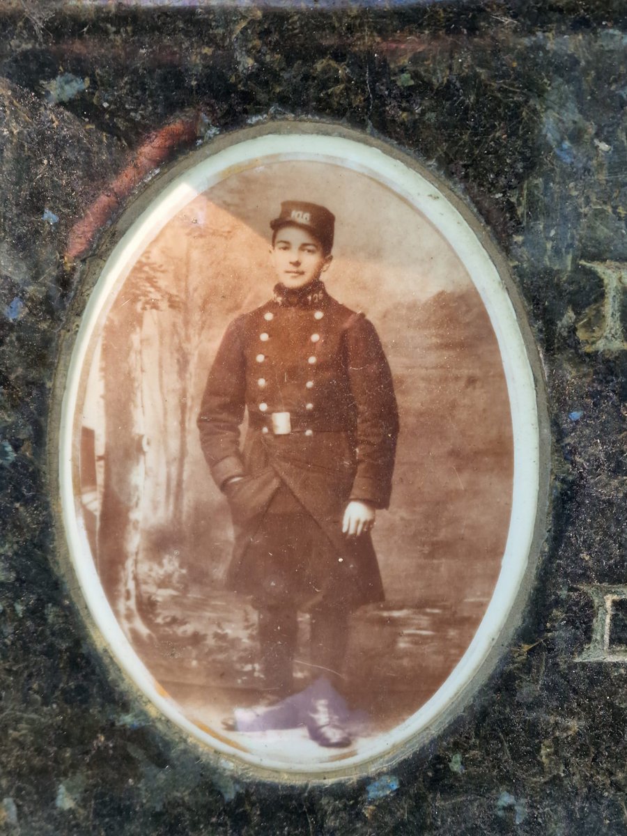stefdesvosges's tweet image. Photo du jour avec Albert Morin mort en 1915 pendant la Grande Guerre au cimetière des Batignolles, bon samedi à tous