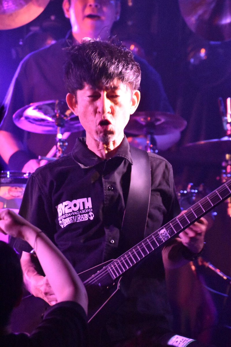 ライブ中に解脱しかけてる俺

ユニークな表情もさることながら

左手に注目‼️

ネックの後ろで「グー」してる

どういう意味？(笑)

#バミューダバガボンド