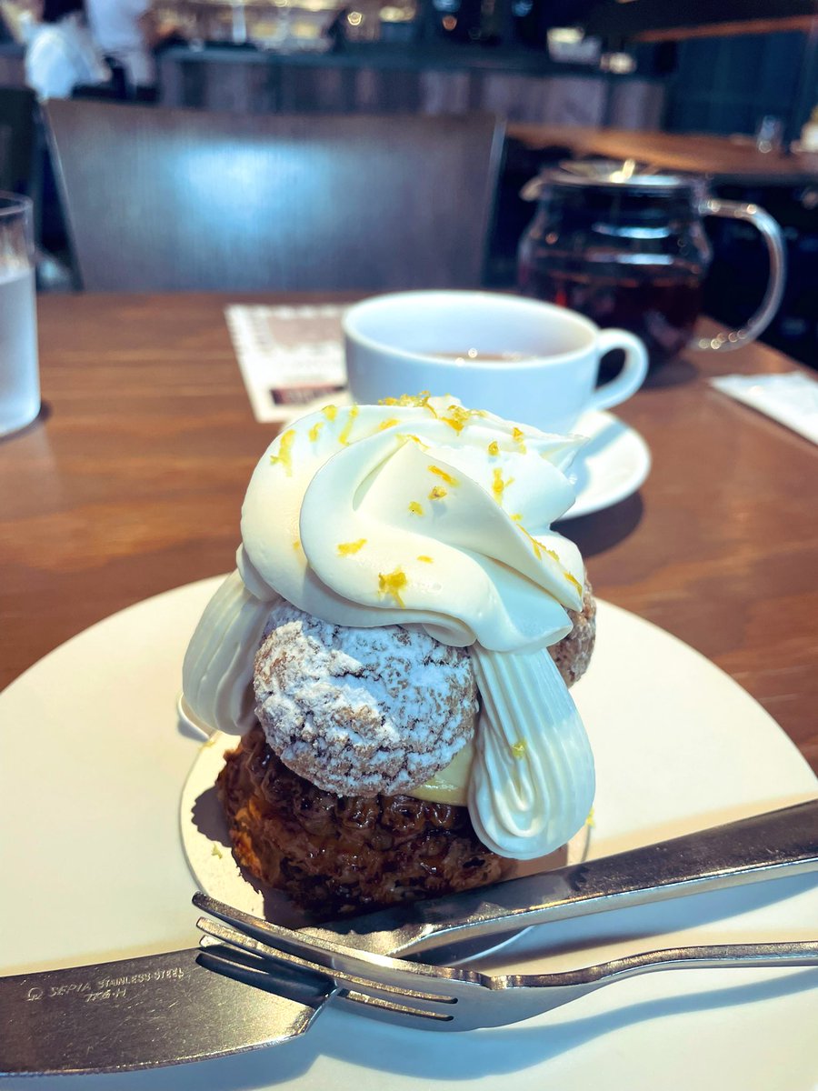 kuro_yoshida's tweet photo. たどりつけました🙏✨

エミリーフローゲ 立川
🍋ピュルテ🍋

もっちりホワイトチョコのクリーム、
爽やか酸っぱいレモンクリーム🍋
底の焼きしっかりめのパイがザクザクバリバリ！素晴らしい音が鳴る👏🥰

 #フランスパティスリーウィーク https://t.co/BZqY38vIwh