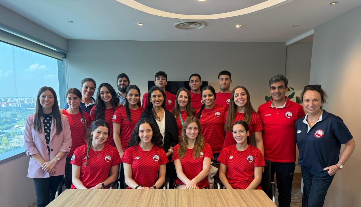 🏊‍♀️🇨🇱 Proud to welcome Team Chile swimmers at the Chilean Embassy in Singapore!
Our athletes are competing at the World Aquatics Championships 2025 - the first time Southeast Asia hosts this prestigious event.
¡Vamos Chile! 
#TeamChile #WorldAquatics2025 #Singapore
