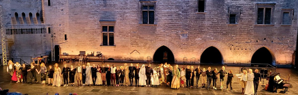 Delmedkenobi's tweet image. Le jour se lève sur Avignon