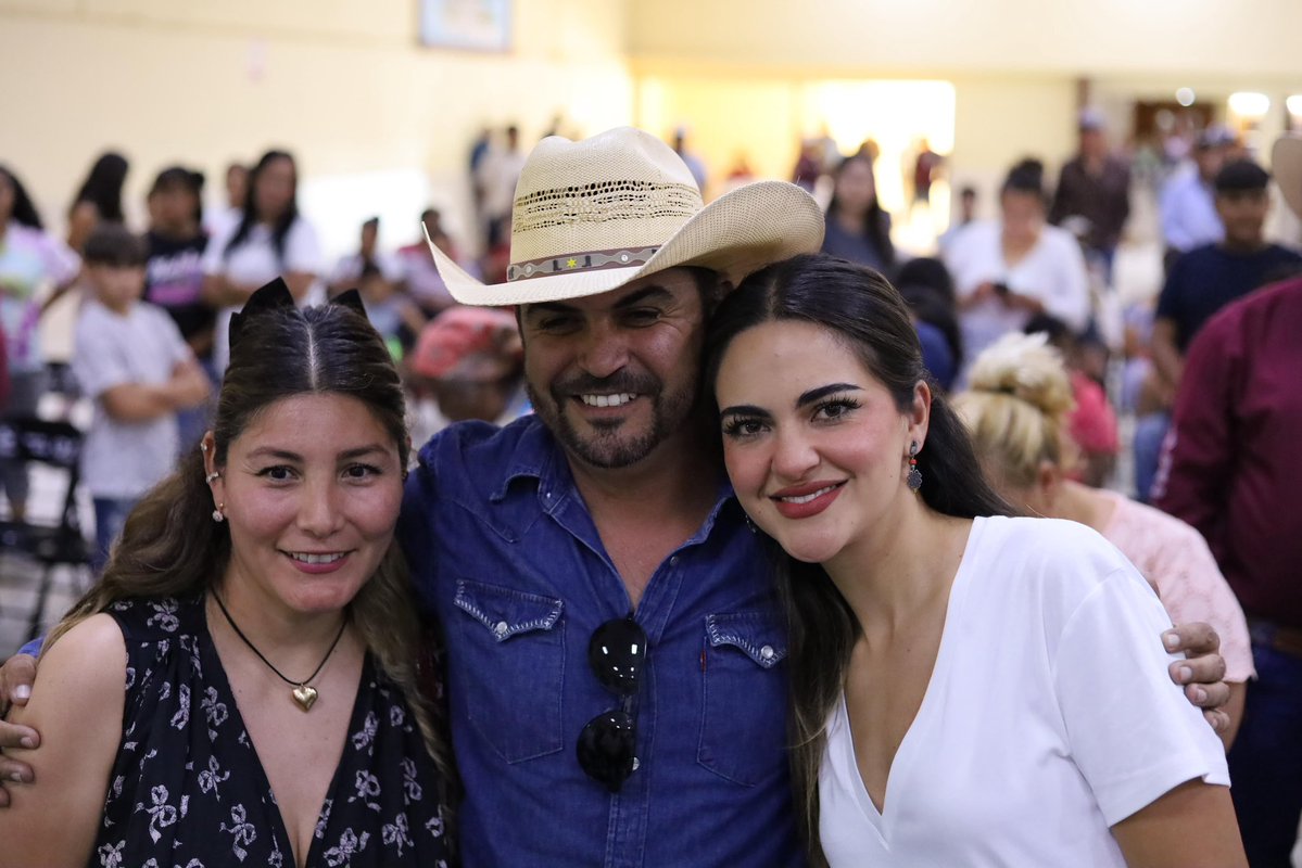 AndreaChavezTre's tweet image. La primera vez que visitamos Ascensión para construir políticamente, éramos solo 6 compañeros.
Hoy, cerramos una intensa jornada de trabajo, tras reuniones y recorridos, con una asamblea pública de más de 300 vecinos y vecinas.
Amor con amor se paga: Ascensión tiene senadora.