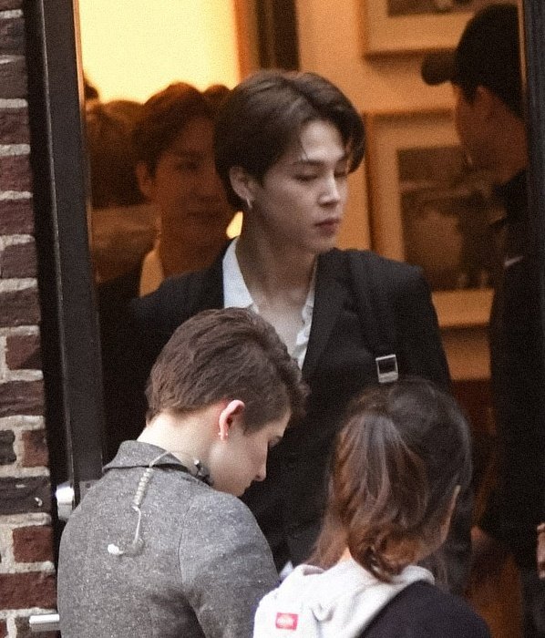 jiminsetter's tweet image. first look at park jimin on the set of ‘the devil wears prada 2’ in new york city