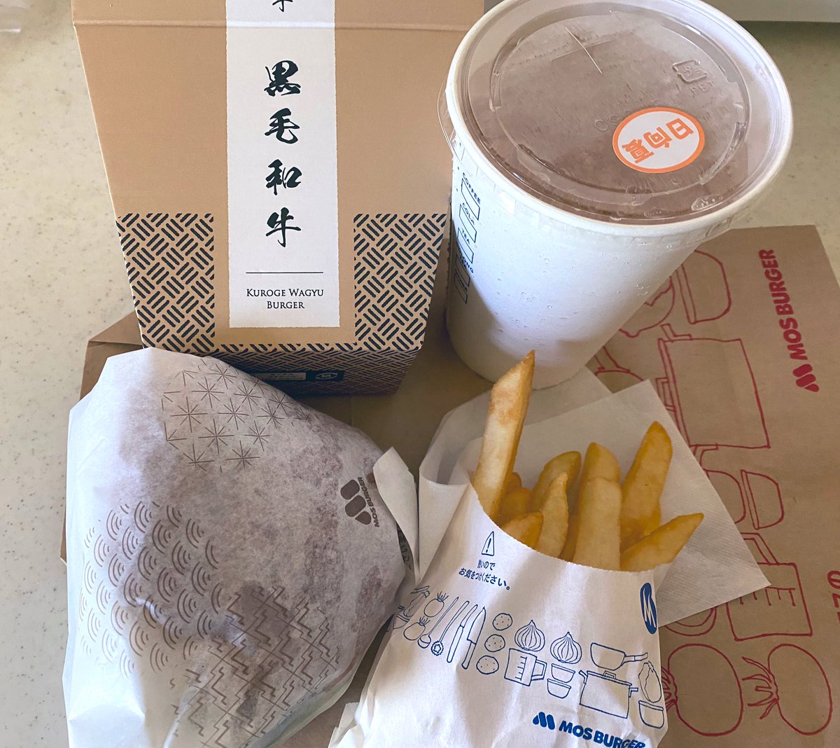 miyu_kururin's tweet image. モスバーガー🍔
黒毛和牛の肉盛りバーガーセット
ポテトM
日向夏&レモンジンジャーM
いただきます😋🙏