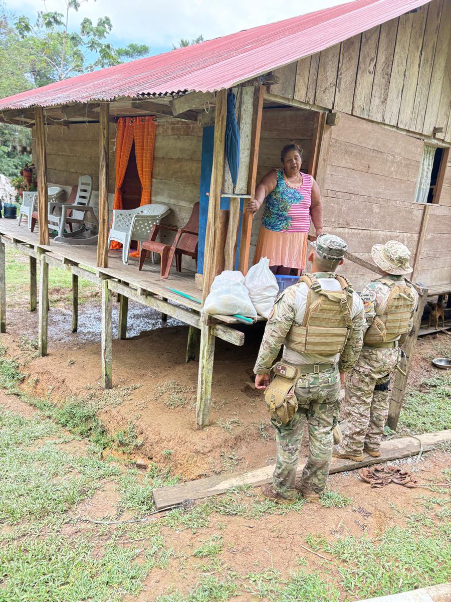 aeronavalpanama's tweet image. 📍 #OperaciónManoAmiga
#Aeronavales realizaron entrega de bolsas de alimentos y enseres de aseo personal a moradores de la Comunidad de la caleta Corregimiento de Calovébora, los cuales fueron afectados por las crecidas del la quebrada la Caleta en días pasados.
#FuerzaAeronaval