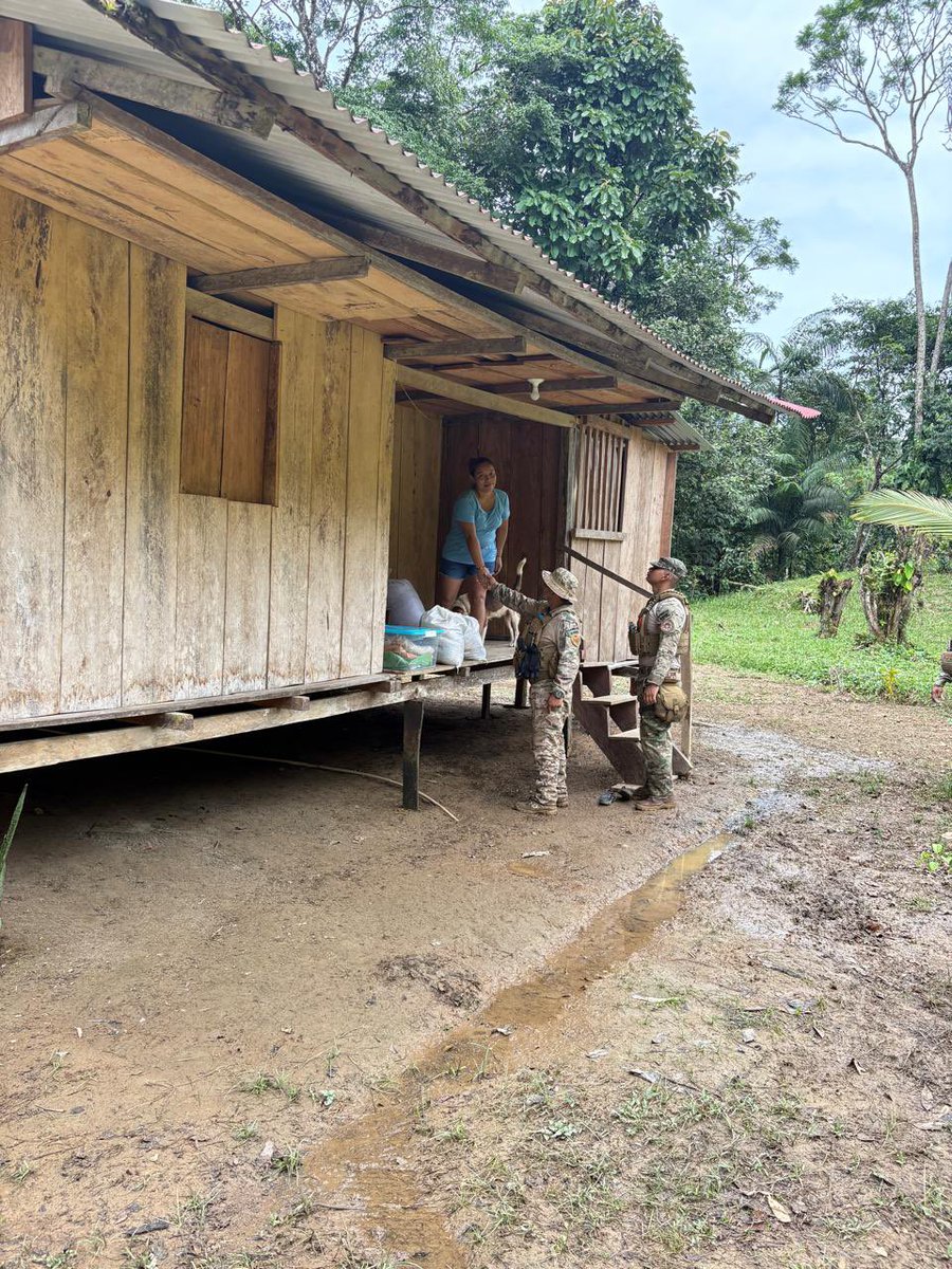 aeronavalpanama's tweet image. 📍 #OperaciónManoAmiga
#Aeronavales realizaron entrega de bolsas de alimentos y enseres de aseo personal a moradores de la Comunidad de la caleta Corregimiento de Calovébora, los cuales fueron afectados por las crecidas del la quebrada la Caleta en días pasados.
#FuerzaAeronaval