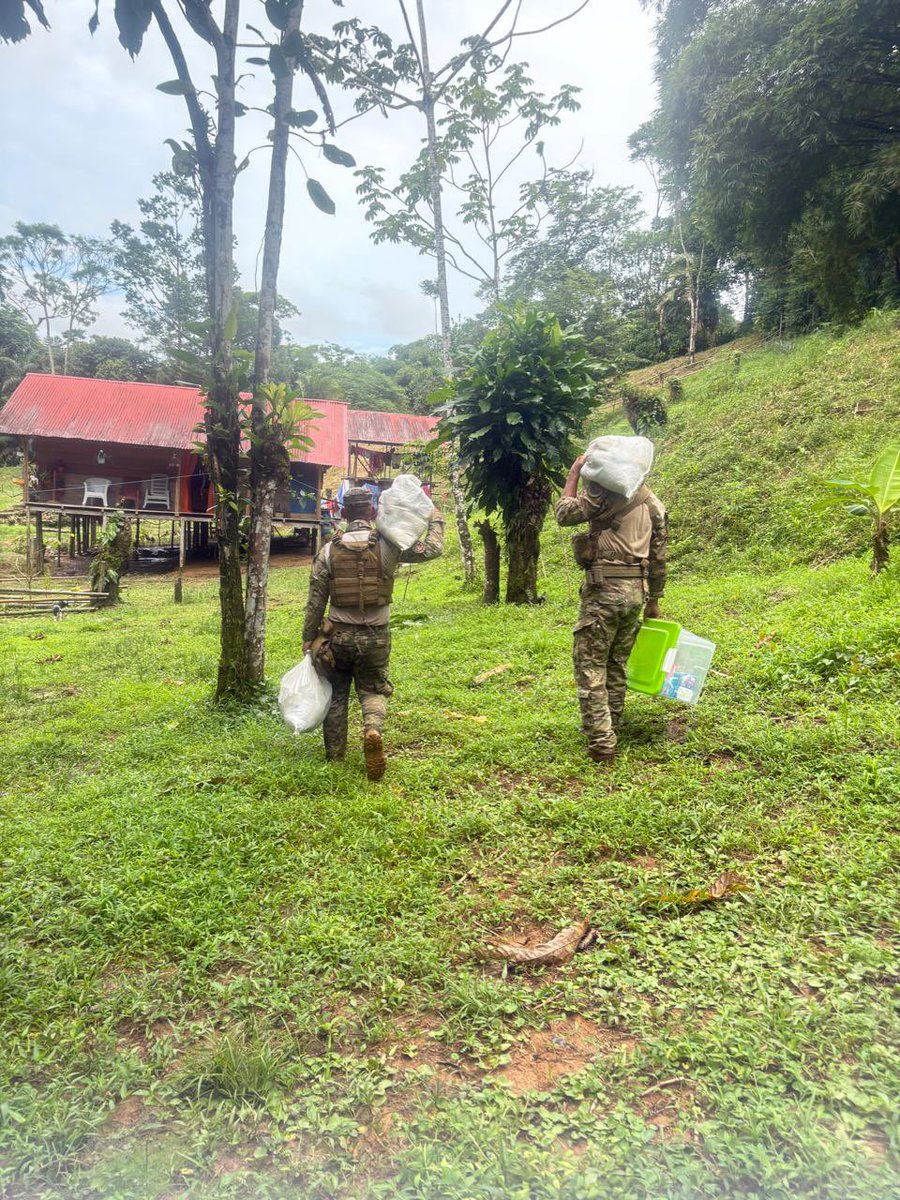 aeronavalpanama's tweet image. 📍 #OperaciónManoAmiga
#Aeronavales realizaron entrega de bolsas de alimentos y enseres de aseo personal a moradores de la Comunidad de la caleta Corregimiento de Calovébora, los cuales fueron afectados por las crecidas del la quebrada la Caleta en días pasados.
#FuerzaAeronaval