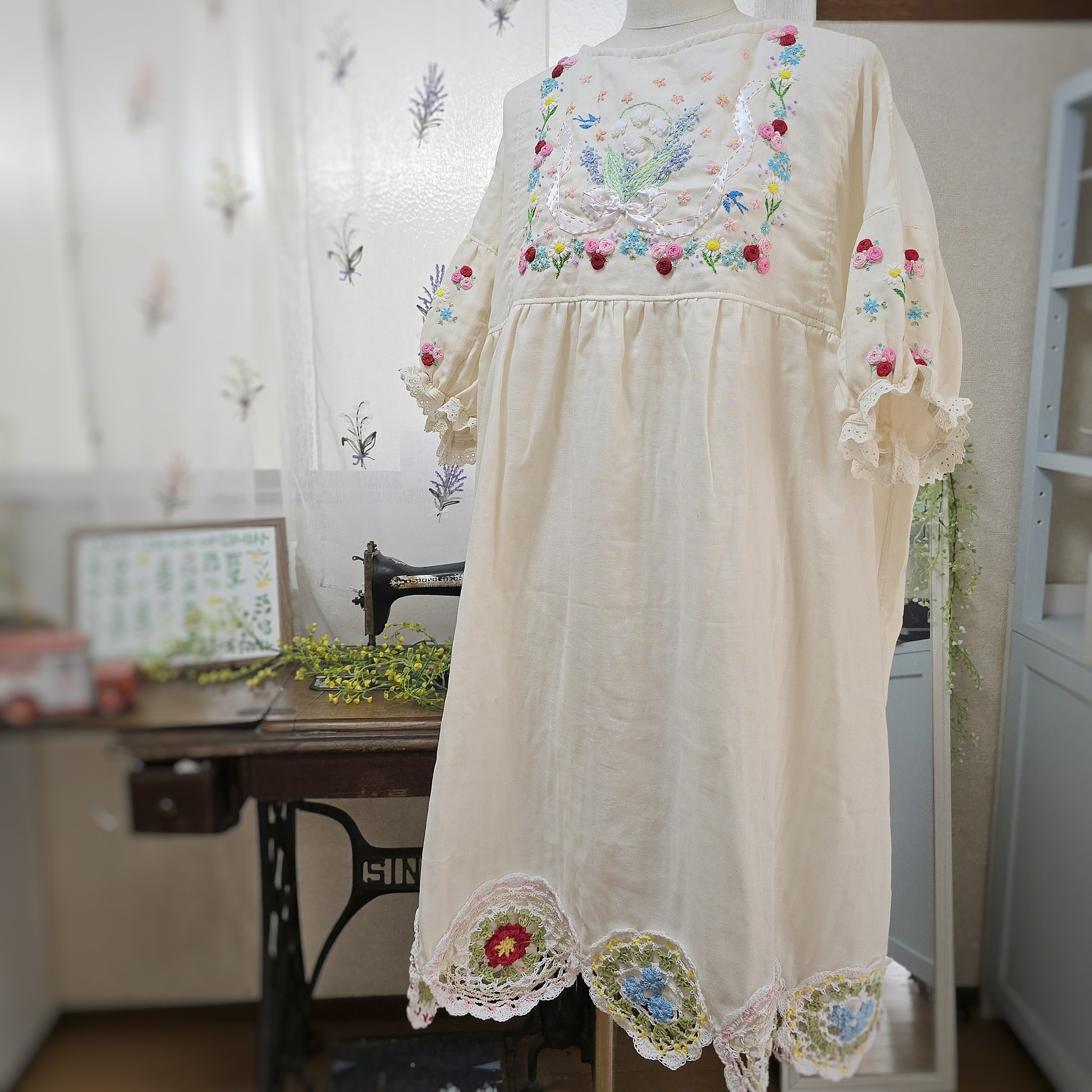 ［お得］　留袖リメイク、ボレロ付きワンピース❣️ 三越誂製　一部刺繍 糸目刺繍 黒留袖から ワンピース & ボレロジャケット 牡丹 藤 梅