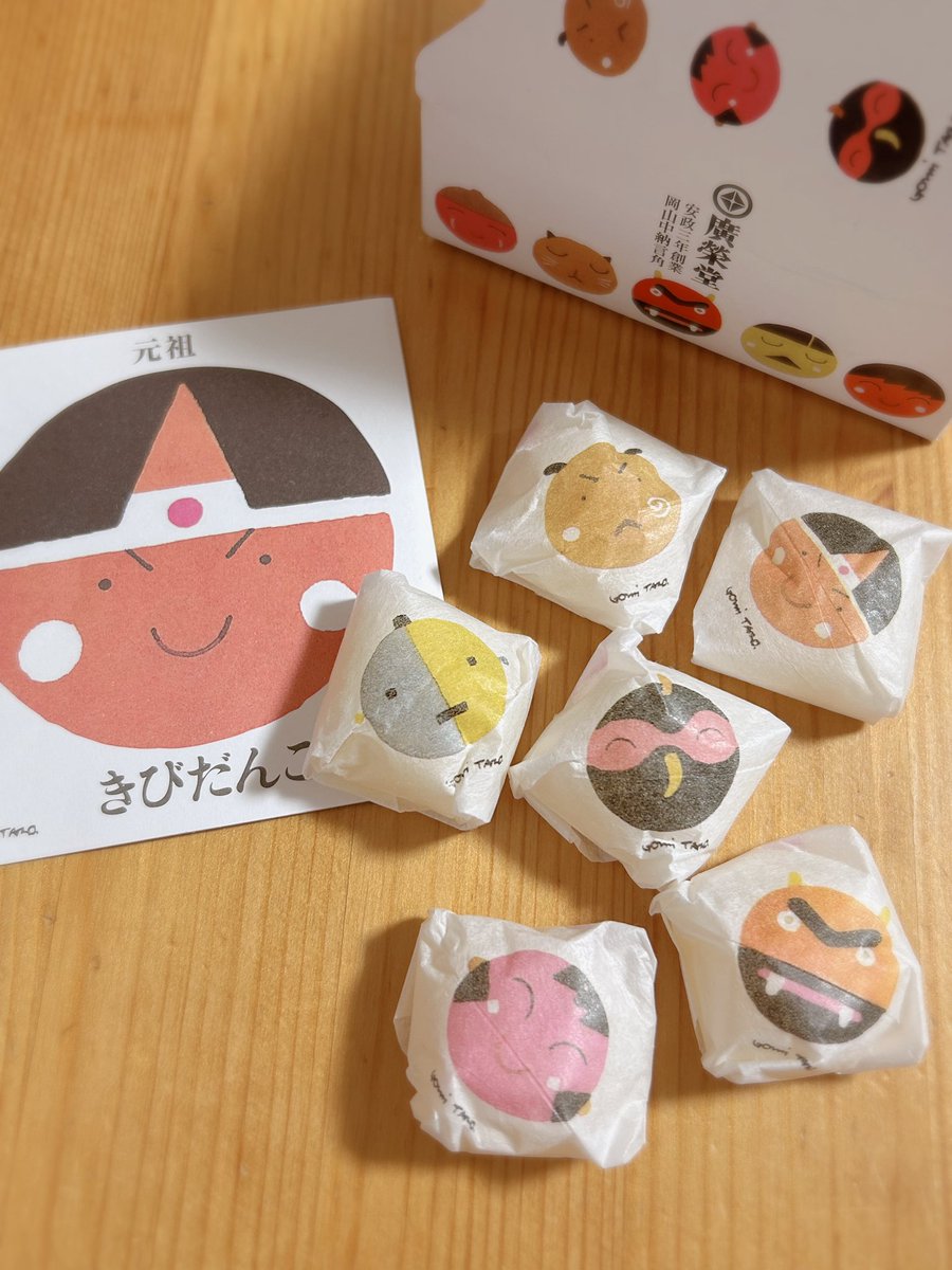 nekotapana's tweet image. 夫のおみやげ、きびだんご。
包み紙のイラストが桃太郎に登場するキャラなのかと思いきや、よく見るとロボットがいたりして面白い☺️
お茶は八女茶🍵
#木漏れ日のお茶会
#茶好連